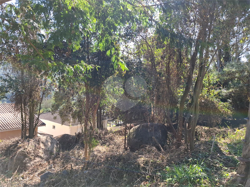 Terreno em condomínio, com 715 metros quadrados de área