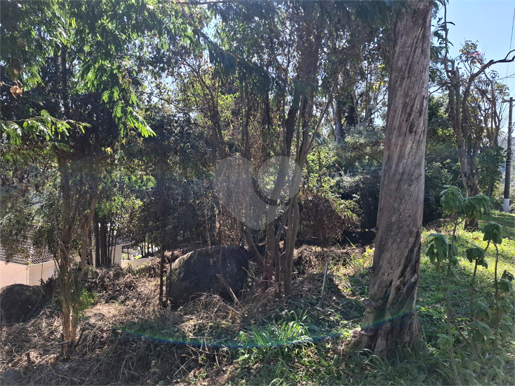 Terreno em condomínio, com 715 metros quadrados de área