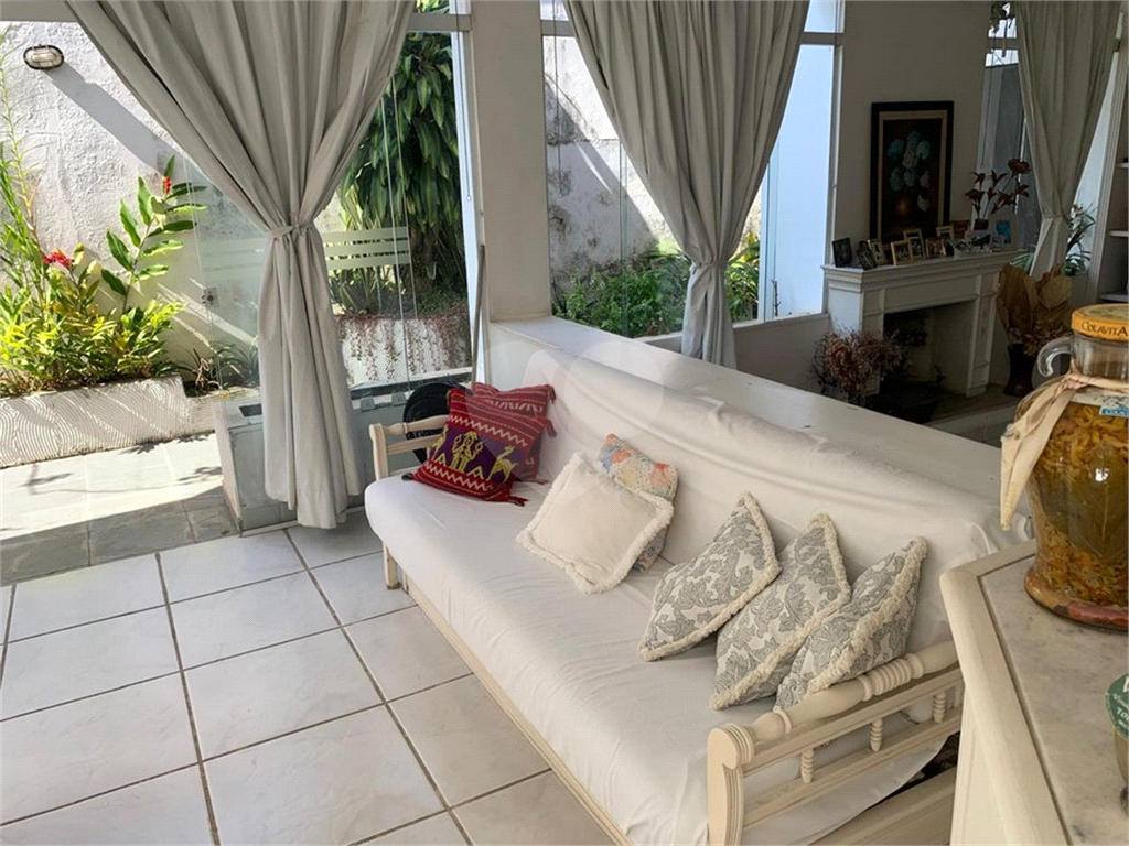 Casa Residencial em TREMEMBÉ com  320 m²
