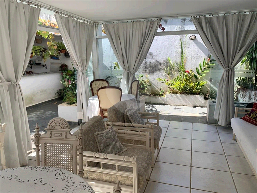 Casa Residencial em TREMEMBÉ com  320 m²
