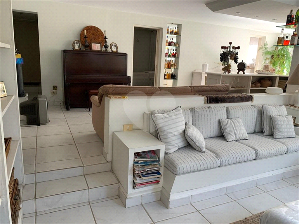 Casa Residencial em TREMEMBÉ com  320 m²