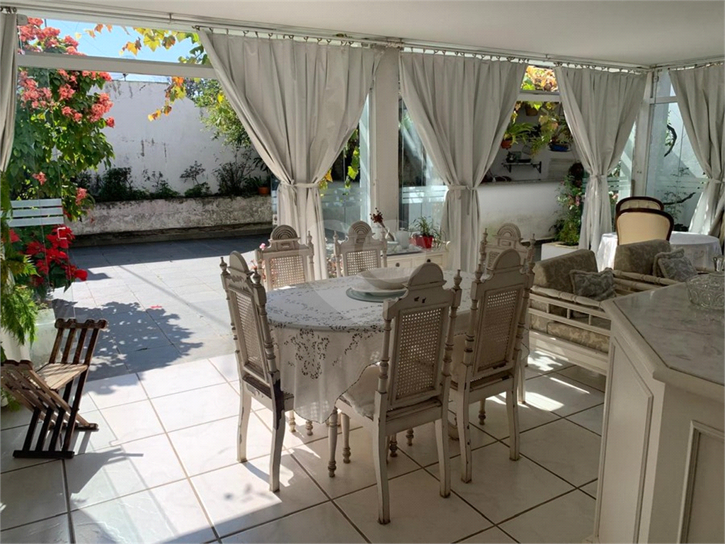 Casa Residencial em TREMEMBÉ com  320 m²
