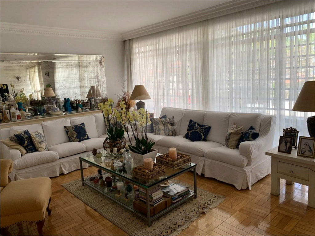 Casa Residencial em TREMEMBÉ com  320 m²
