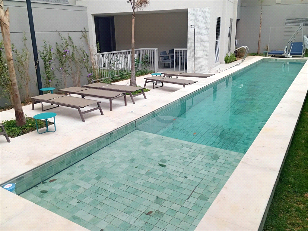 VENDE / ALUGA – STUDIO MOBILIADO NA FARIA LIMA COM VENTILAÇÃO NATURAL.