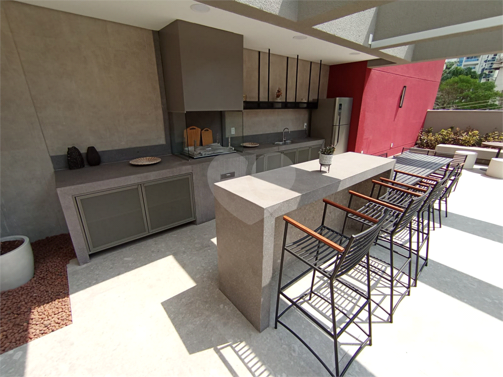 VENDE / ALUGA – STUDIO MOBILIADO NA FARIA LIMA COM VENTILAÇÃO NATURAL.