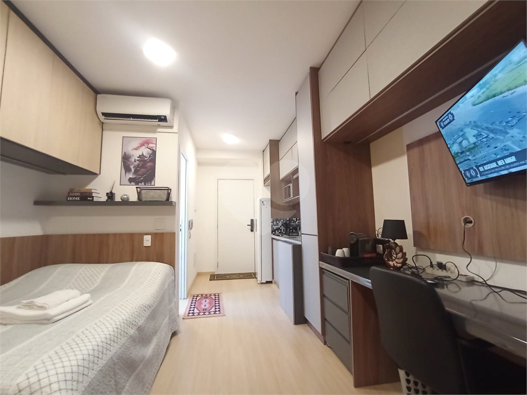 VENDE / ALUGA – STUDIO MOBILIADO NA FARIA LIMA COM VENTILAÇÃO NATURAL.