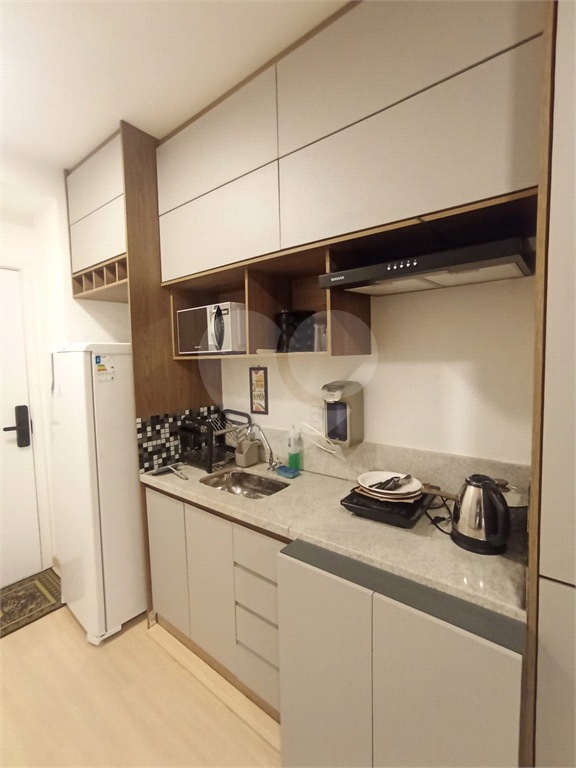 VENDE / ALUGA – STUDIO MOBILIADO NA FARIA LIMA COM VENTILAÇÃO NATURAL.