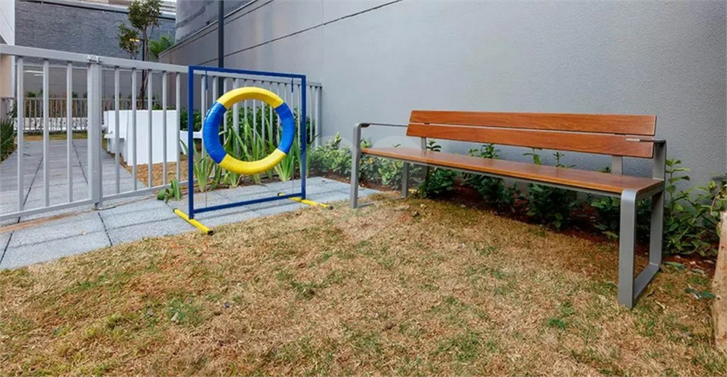 VENDE / ALUGA – STUDIO MOBILIADO NA FARIA LIMA COM VENTILAÇÃO NATURAL.