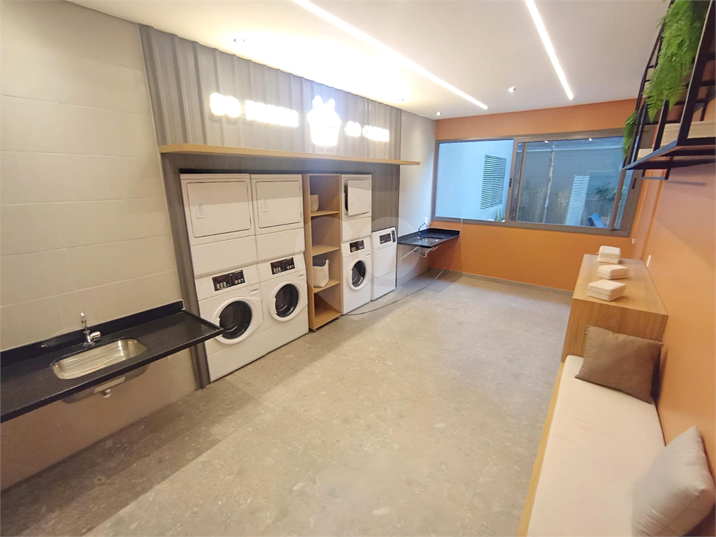 VENDE / ALUGA – STUDIO MOBILIADO NA FARIA LIMA COM VENTILAÇÃO NATURAL.