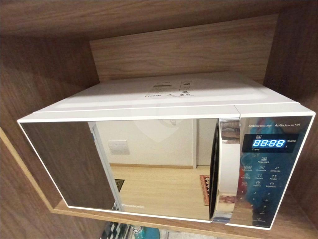 VENDE / ALUGA – STUDIO MOBILIADO NA FARIA LIMA COM VENTILAÇÃO NATURAL.