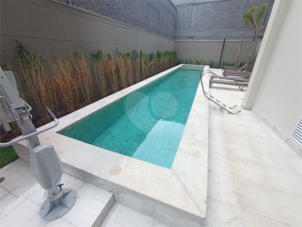 VENDE / ALUGA – STUDIO MOBILIADO NA FARIA LIMA COM VENTILAÇÃO NATURAL.