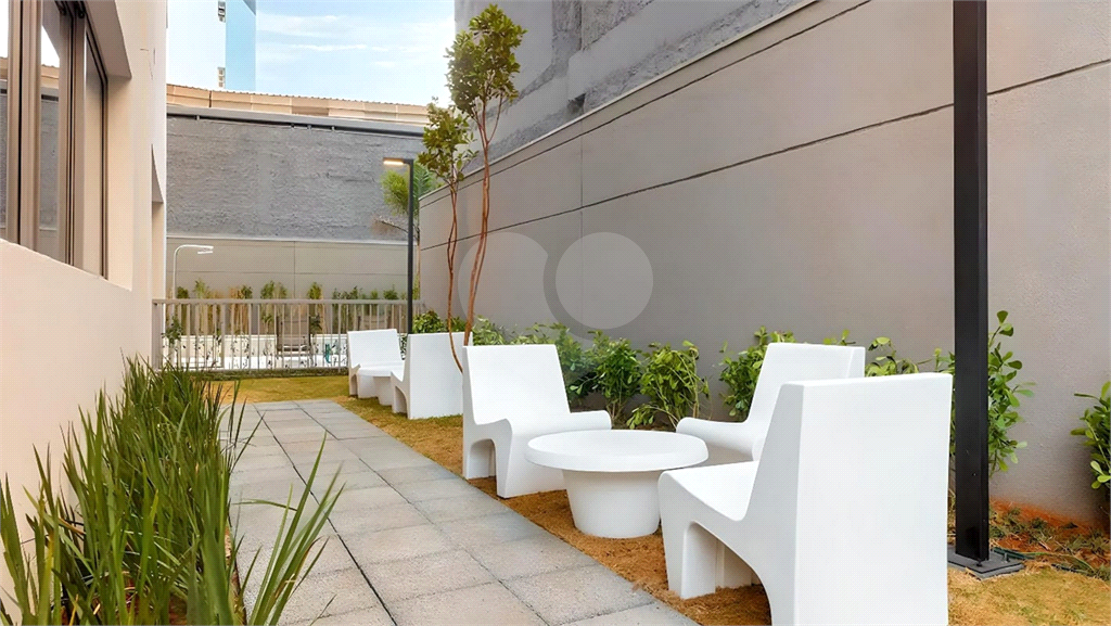 VENDE / ALUGA – STUDIO MOBILIADO NA FARIA LIMA COM VENTILAÇÃO NATURAL.
