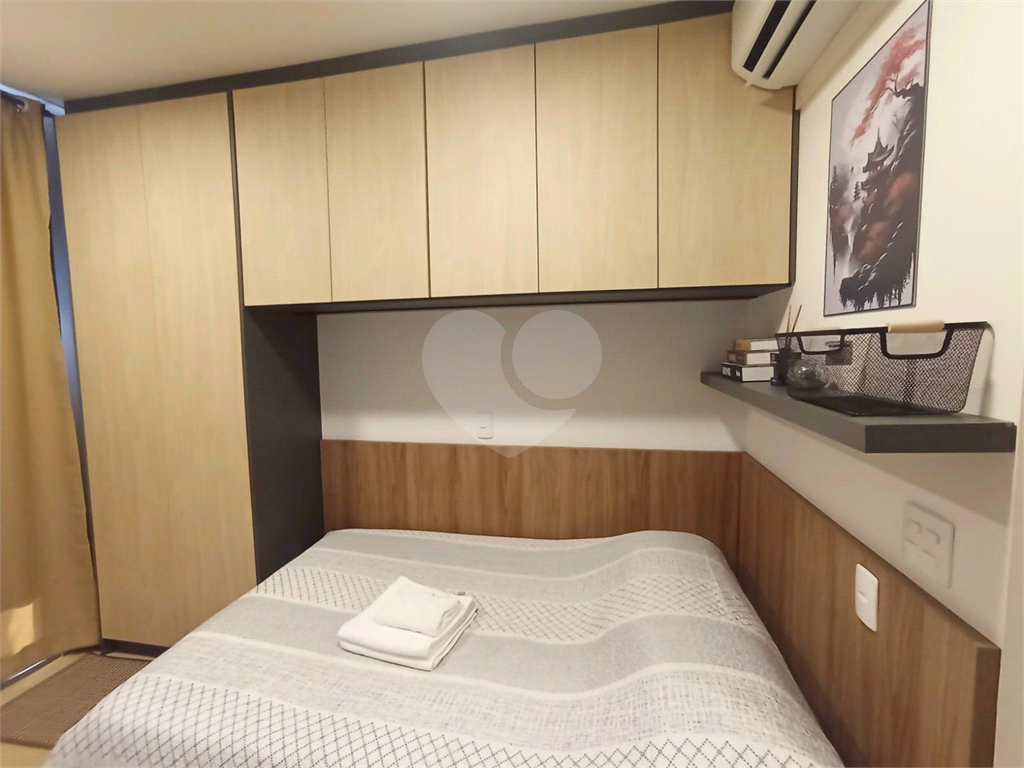 VENDE / ALUGA – STUDIO MOBILIADO NA FARIA LIMA COM VENTILAÇÃO NATURAL.