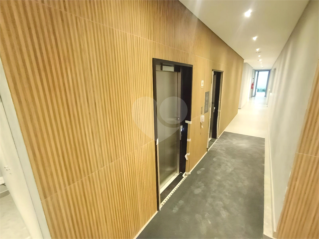 VENDE / ALUGA – STUDIO MOBILIADO NA FARIA LIMA COM VENTILAÇÃO NATURAL.