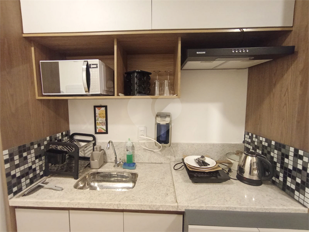 VENDE / ALUGA – STUDIO MOBILIADO NA FARIA LIMA COM VENTILAÇÃO NATURAL.