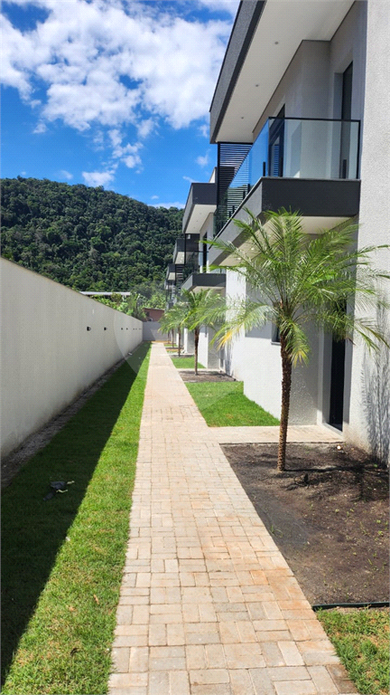 Casa em Condomínio Residencial em  Barequeçaba com 222 m²