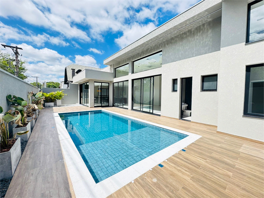 Casa exuberante, alto padrão, pé direito alto, 3 suites, totalmente terrea - piscina - 4 vagas - City América - SP