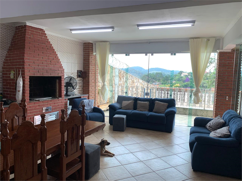 Chácara com 3 Suítes, Piscina, Campo e Lazer Completo – Santa Isabel (Cachoeira) – 1.000 m²