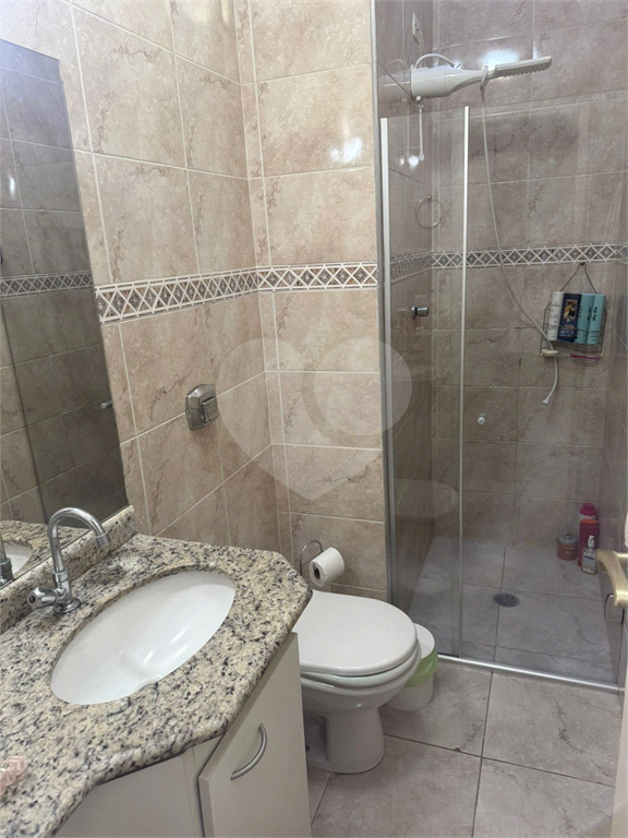Sobrado á venda em condomínio fechado