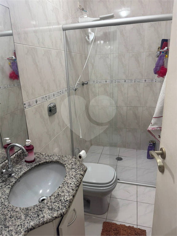 Sobrado á venda em condomínio fechado