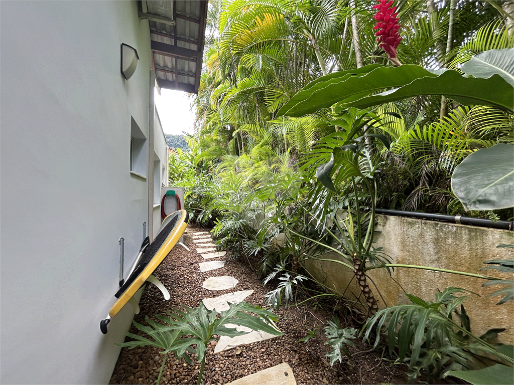 Excelente Casa Térrea em Condomínio Fechado na frente da Praia de Toque Toque Pequeno toda Mobiliada 
