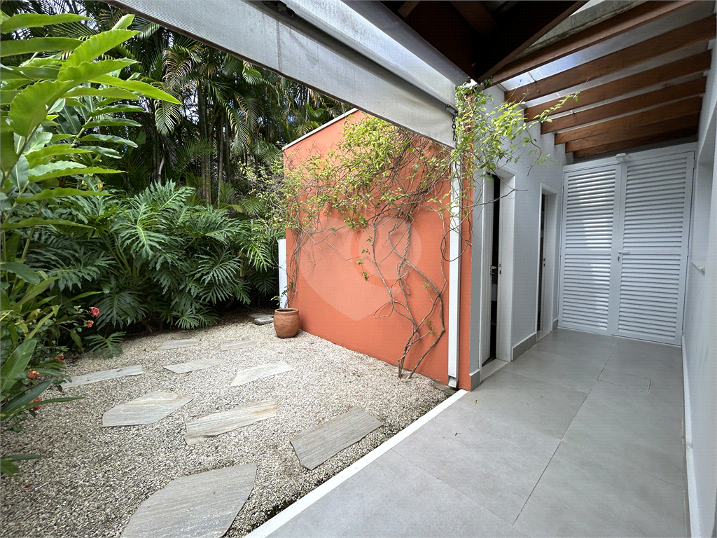 Excelente Casa Térrea em Condomínio Fechado na frente da Praia de Toque Toque Pequeno toda Mobiliada 