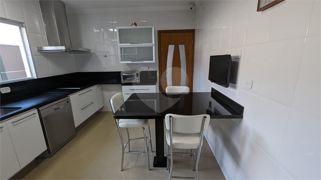Sobrado à Venda em Mirandópolis | 332 m² | 4 Dormitórios | 4 Suíte | 6 Vagas de Garagem