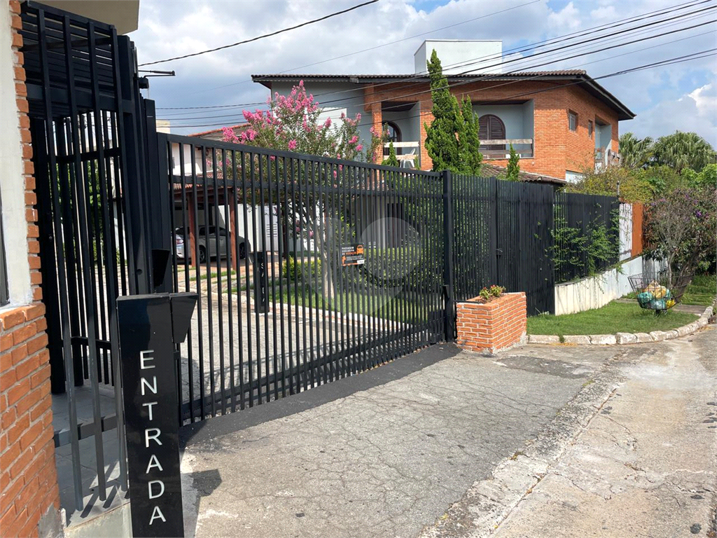 Sobrado à Venda no Parque dos Príncipes – 4 Dormitórios – Piscina – Rua com Portaria