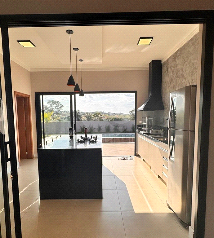Casa à Venda Mobiliada | 420 m2 | 3 dormitórios (2 suítes) | 8 vagas na Riviera de Santa Cristina XIII!