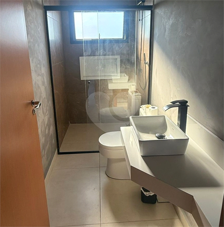 Casa à Venda Mobiliada | 420 m2 | 3 dormitórios (2 suítes) | 8 vagas na Riviera de Santa Cristina XIII!