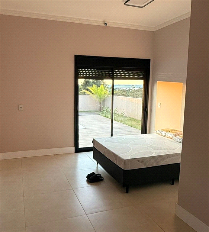 Casa à Venda Mobiliada | 420 m2 | 3 dormitórios (2 suítes) | 8 vagas na Riviera de Santa Cristina XIII!