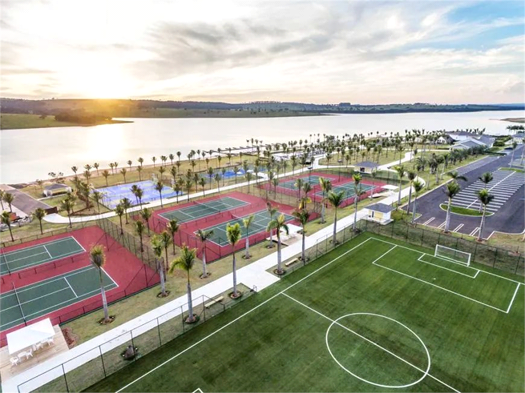 Casa à Venda Mobiliada | 420 m2 | 3 dormitórios (2 suítes) | 8 vagas na Riviera de Santa Cristina XIII!