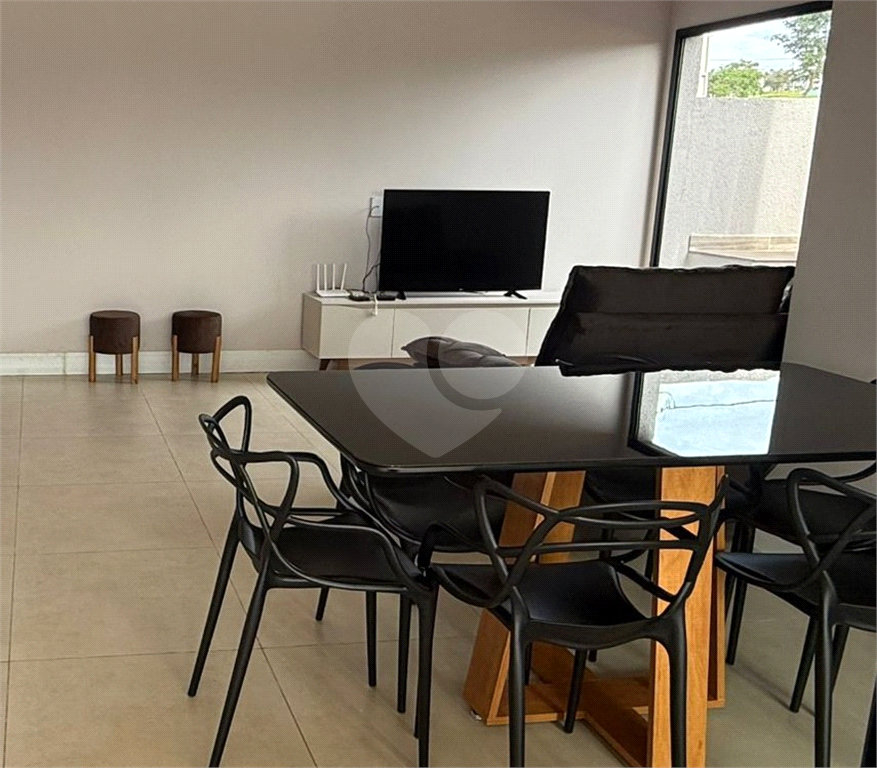 Casa à Venda Mobiliada | 420 m2 | 3 dormitórios (2 suítes) | 8 vagas na Riviera de Santa Cristina XIII!
