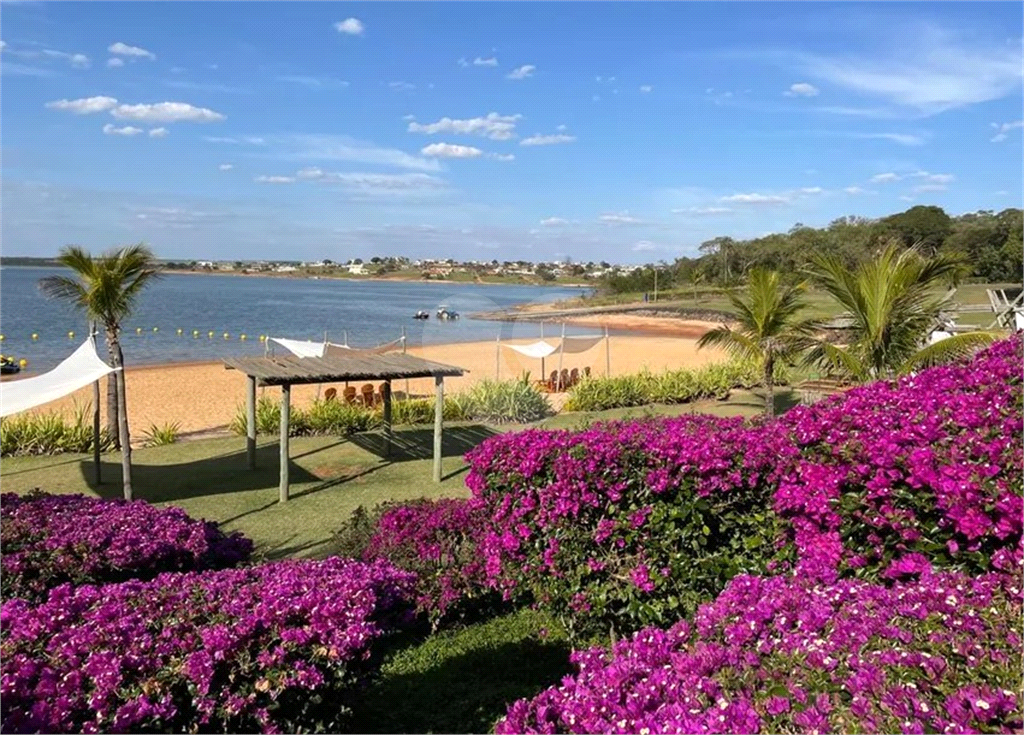 Casa à Venda Mobiliada | 420 m2 | 3 dormitórios (2 suítes) | 8 vagas na Riviera de Santa Cristina XIII!