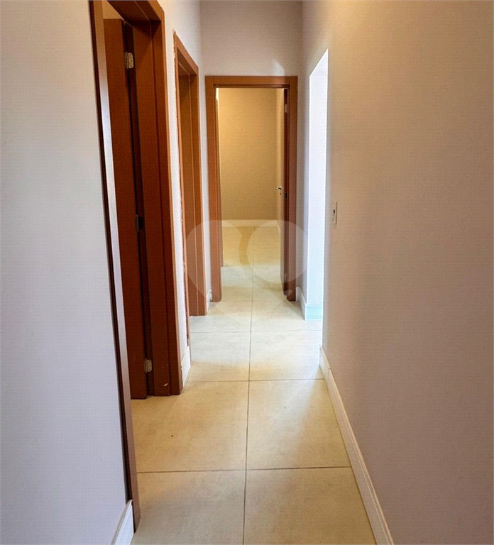 Casa à Venda Mobiliada | 420 m2 | 3 dormitórios (2 suítes) | 8 vagas na Riviera de Santa Cristina XIII!