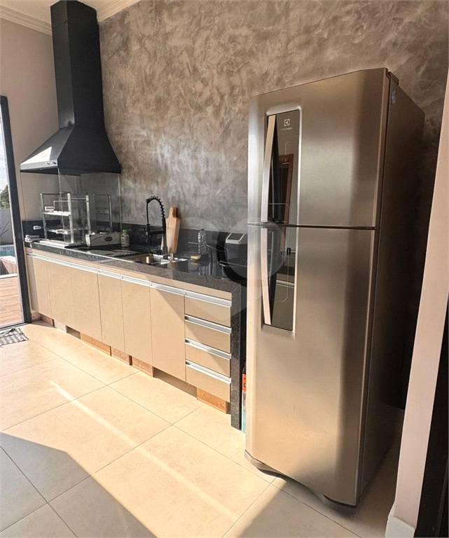 Casa à Venda Mobiliada | 420 m2 | 3 dormitórios (2 suítes) | 8 vagas na Riviera de Santa Cristina XIII!