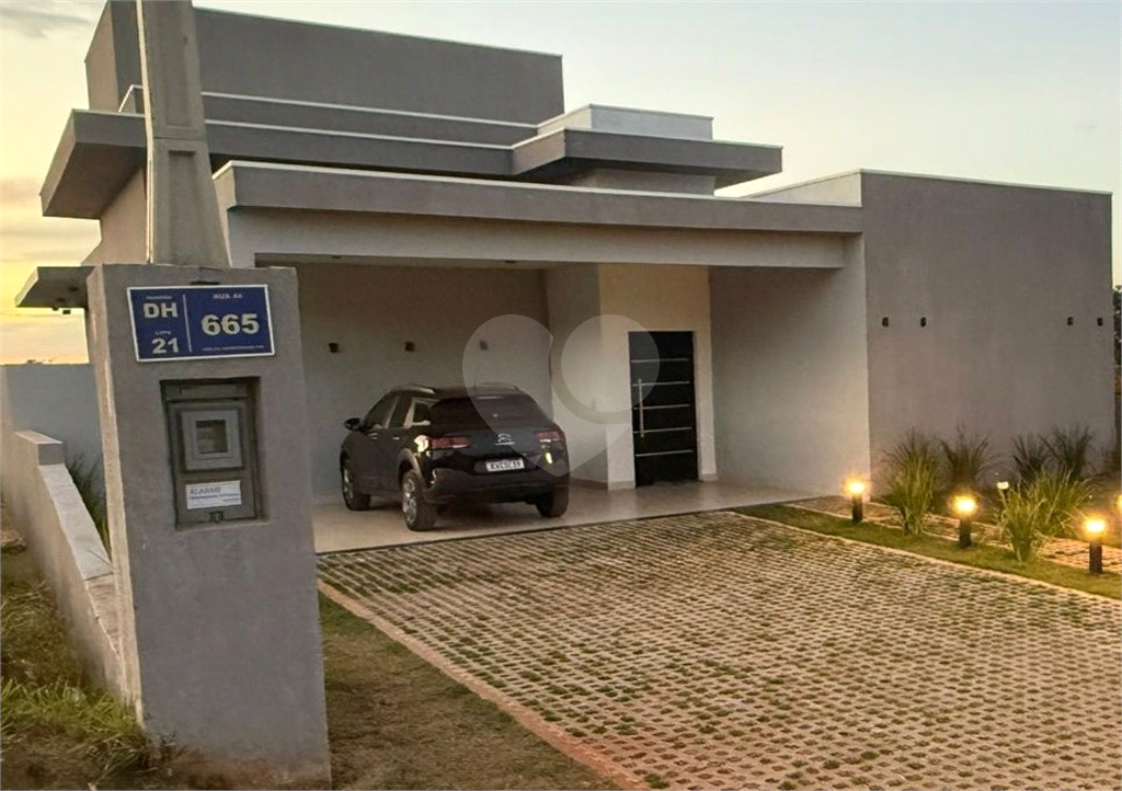 Casa à Venda Mobiliada | 420 m2 | 3 dormitórios (2 suítes) | 8 vagas na Riviera de Santa Cristina XIII!