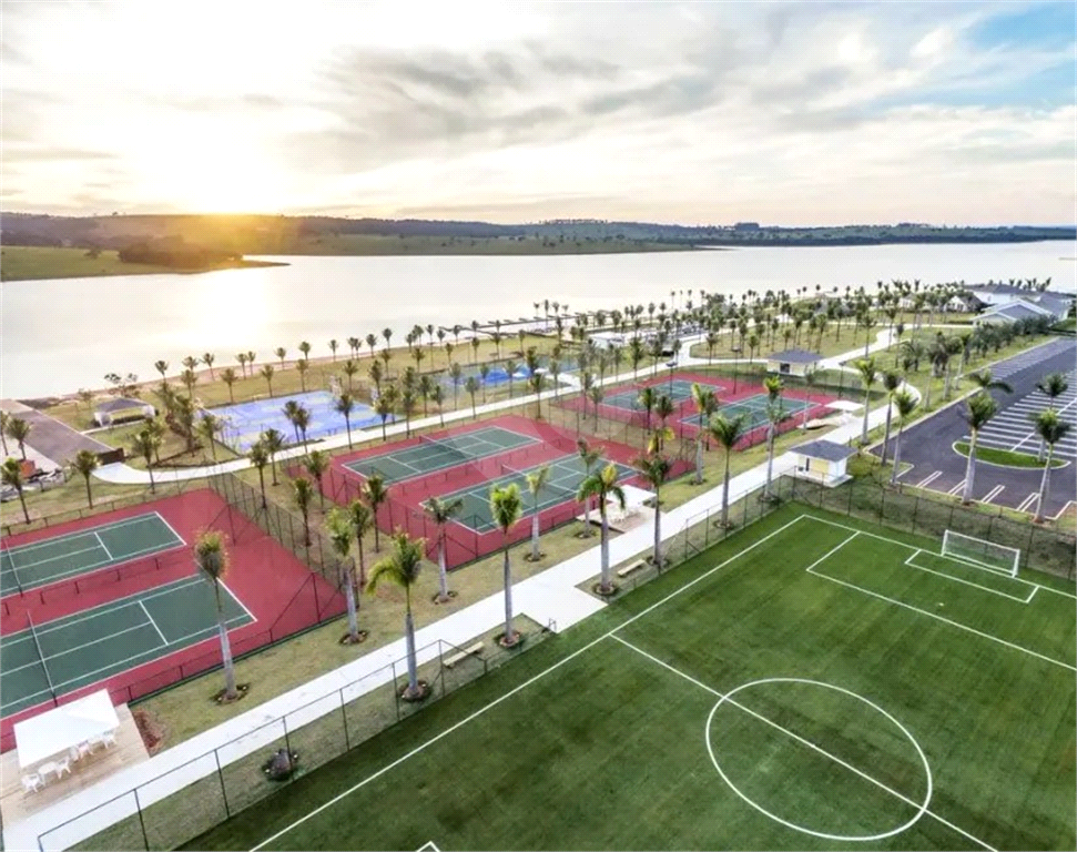 Casa à Venda Mobiliada | 420 m2 | 3 dormitórios (2 suítes) | 8 vagas na Riviera de Santa Cristina XIII!