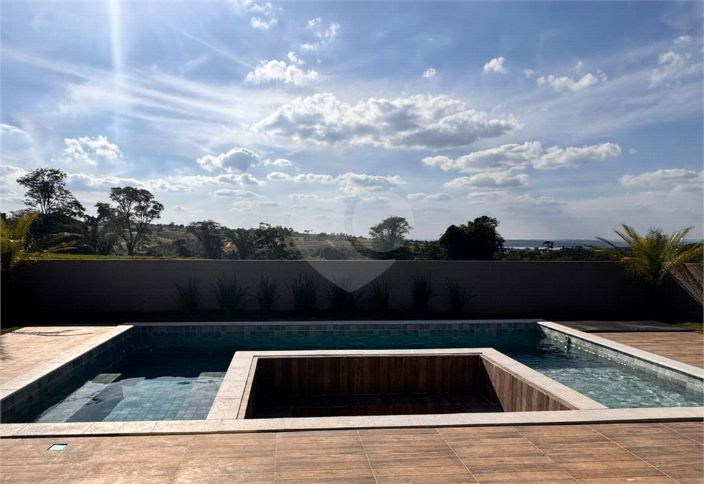 Casa à Venda Mobiliada | 420 m2 | 3 dormitórios (2 suítes) | 8 vagas na Riviera de Santa Cristina XIII!