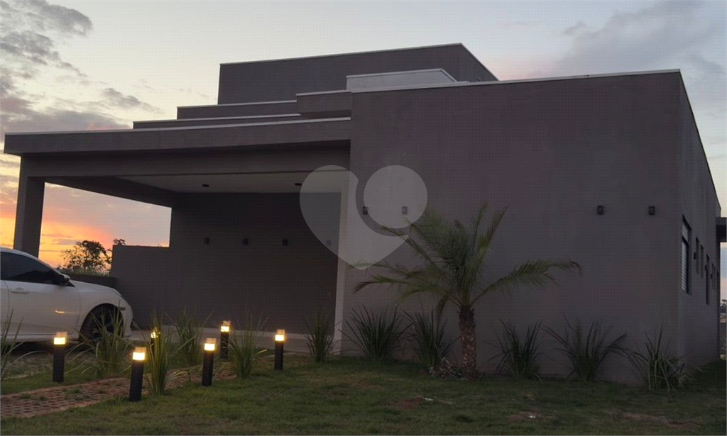 Casa à Venda Mobiliada | 420 m2 | 3 dormitórios (2 suítes) | 8 vagas na Riviera de Santa Cristina XIII!