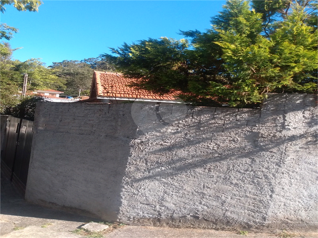 Casa térrea próxima ao Horto Florestal.