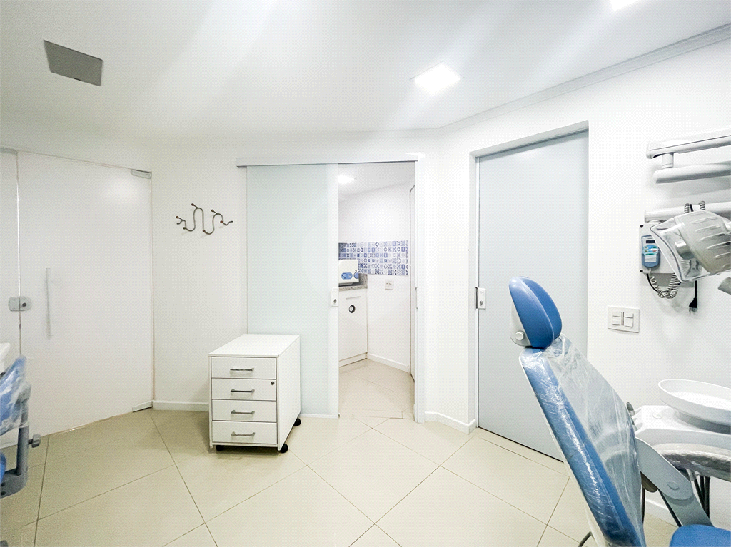 Sala / Conjunto Comercial - Alto Padrão - Bela Vista - 6 Salas - 2 Banheiros - 2 Vagas - Venda / Compra