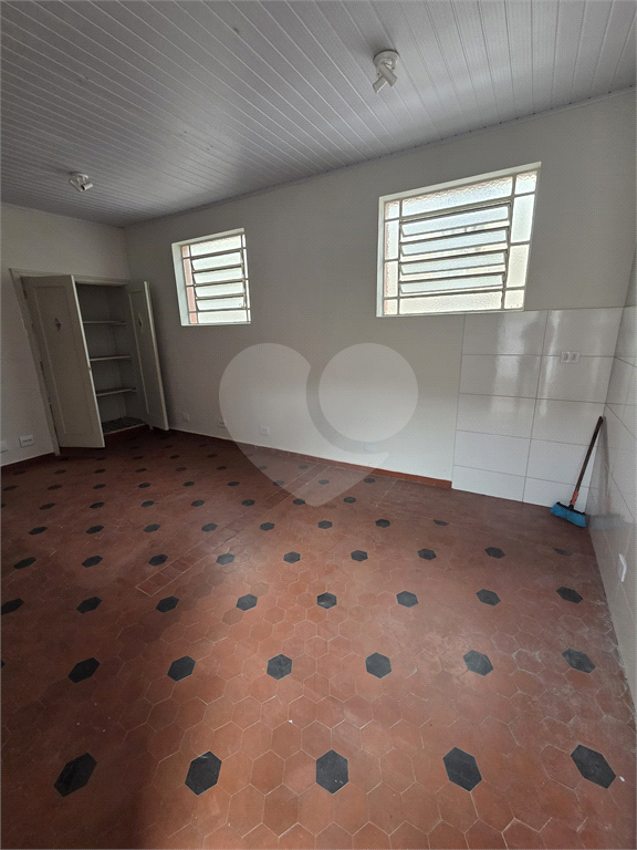CASA REFORMADA COM 4 QUARTOS, 2 BANHEIROS, 2 VAGAS DE GARAGEM, QUINTAL E EDÍCULA