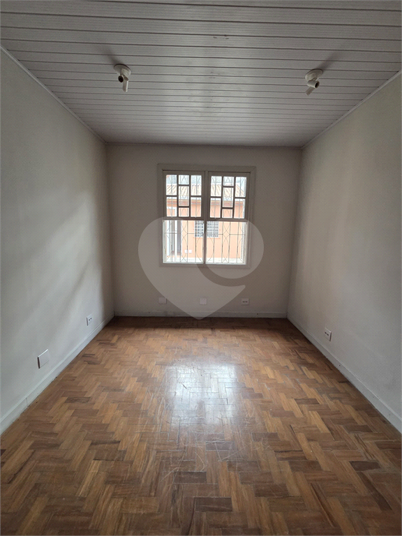 CASA REFORMADA COM 4 QUARTOS, 2 BANHEIROS, 2 VAGAS DE GARAGEM, QUINTAL E EDÍCULA