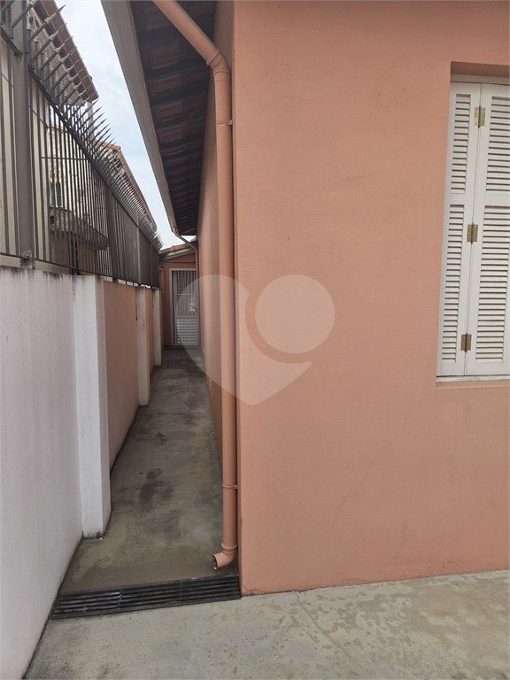 CASA REFORMADA COM 4 QUARTOS, 2 BANHEIROS, 2 VAGAS DE GARAGEM, QUINTAL E EDÍCULA