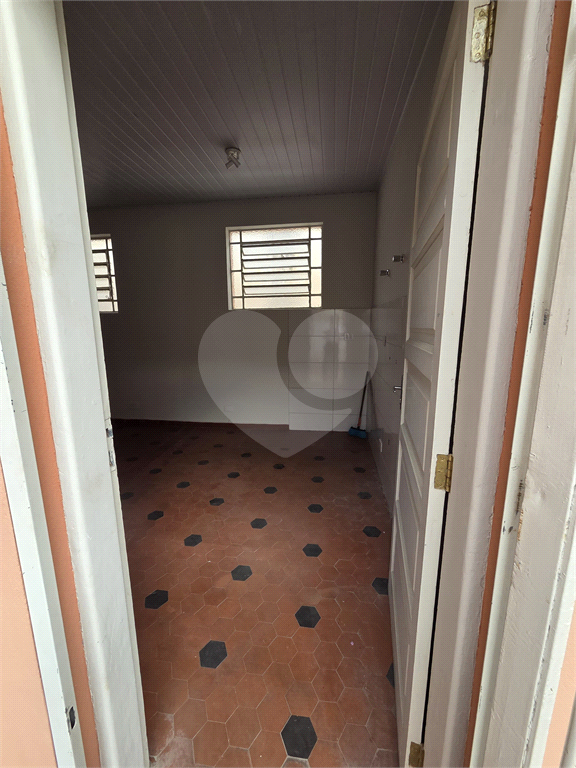 CASA REFORMADA COM 4 QUARTOS, 2 BANHEIROS, 2 VAGAS DE GARAGEM, QUINTAL E EDÍCULA