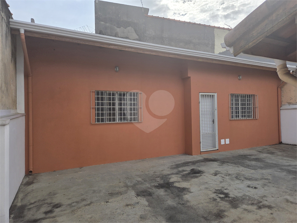 CASA REFORMADA COM 4 QUARTOS, 2 BANHEIROS, 2 VAGAS DE GARAGEM, QUINTAL E EDÍCULA