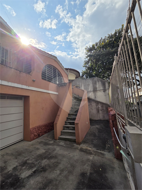 CASA REFORMADA COM 4 QUARTOS, 2 BANHEIROS, 2 VAGAS DE GARAGEM, QUINTAL E EDÍCULA