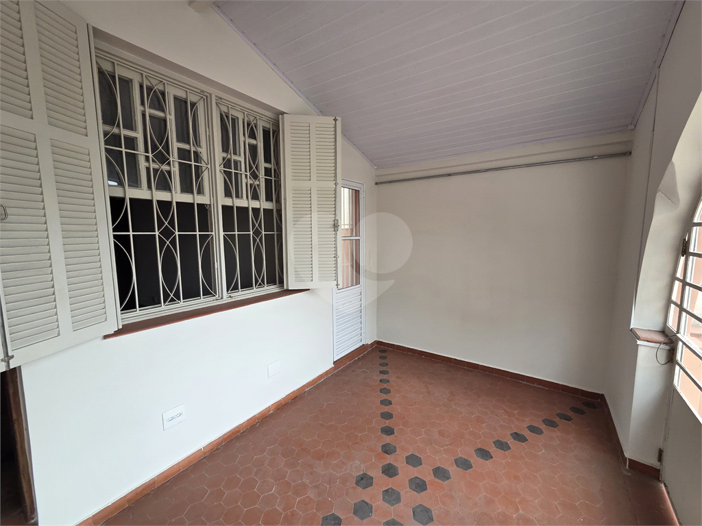 CASA REFORMADA COM 4 QUARTOS, 2 BANHEIROS, 2 VAGAS DE GARAGEM, QUINTAL E EDÍCULA