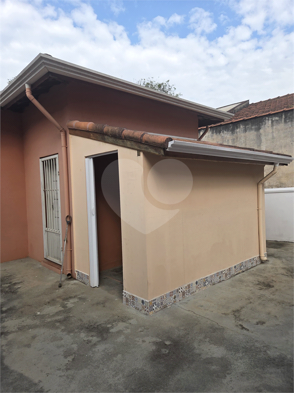 CASA REFORMADA COM 4 QUARTOS, 2 BANHEIROS, 2 VAGAS DE GARAGEM, QUINTAL E EDÍCULA
